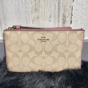 🍯𝗡𝗘𝗪 Large Tan Signature Coach Wristlet 🍯